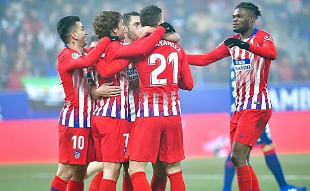 El conjunto rojiblanco unido en la celebración de uno de los goles ante el Huesca. 