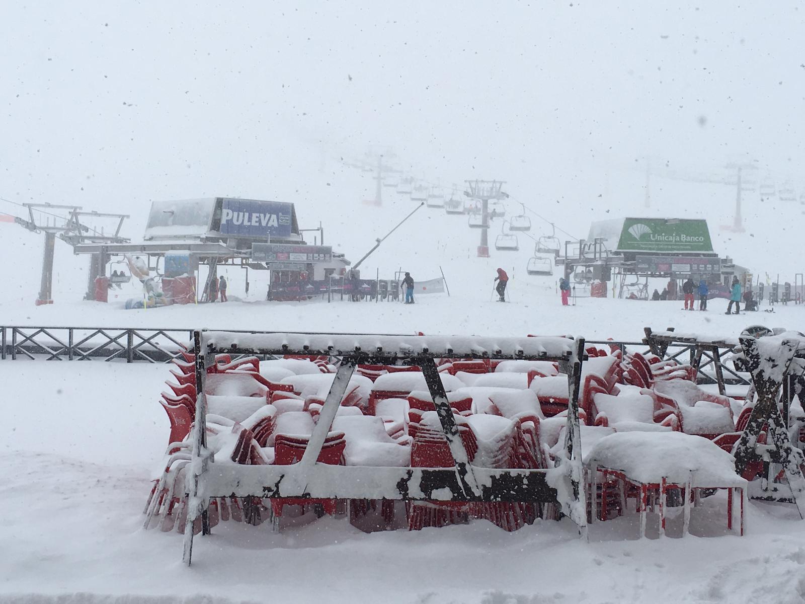 Horas de mucha nieve en la estación dejan imágenes típicamente invernales