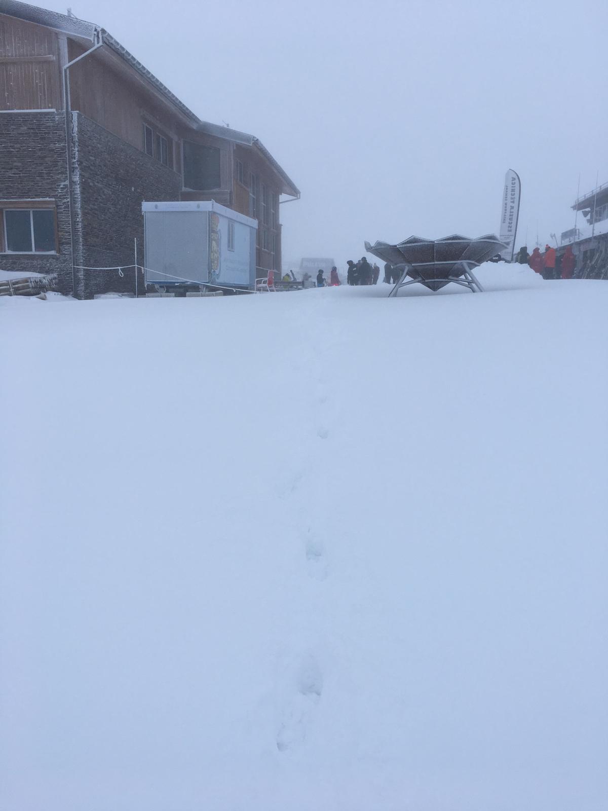 Horas de mucha nieve en la estación dejan imágenes típicamente invernales