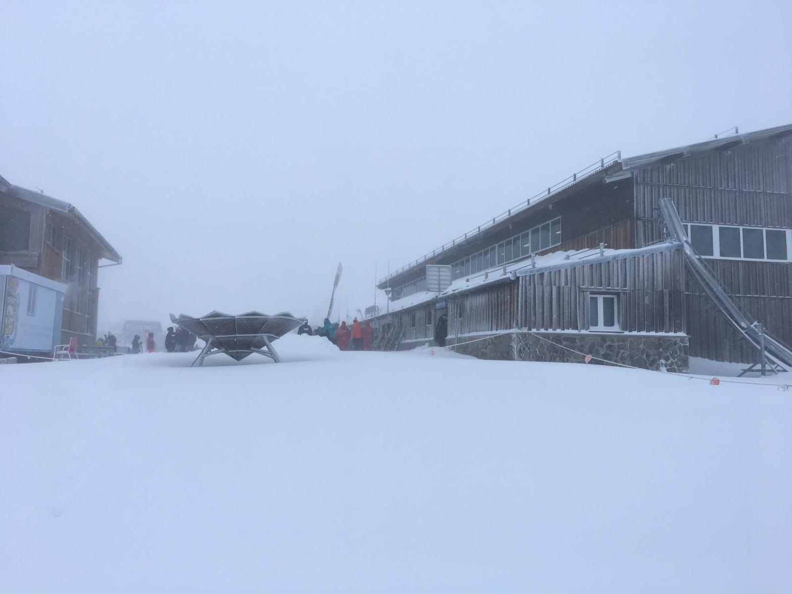 Horas de mucha nieve en la estación dejan imágenes típicamente invernales