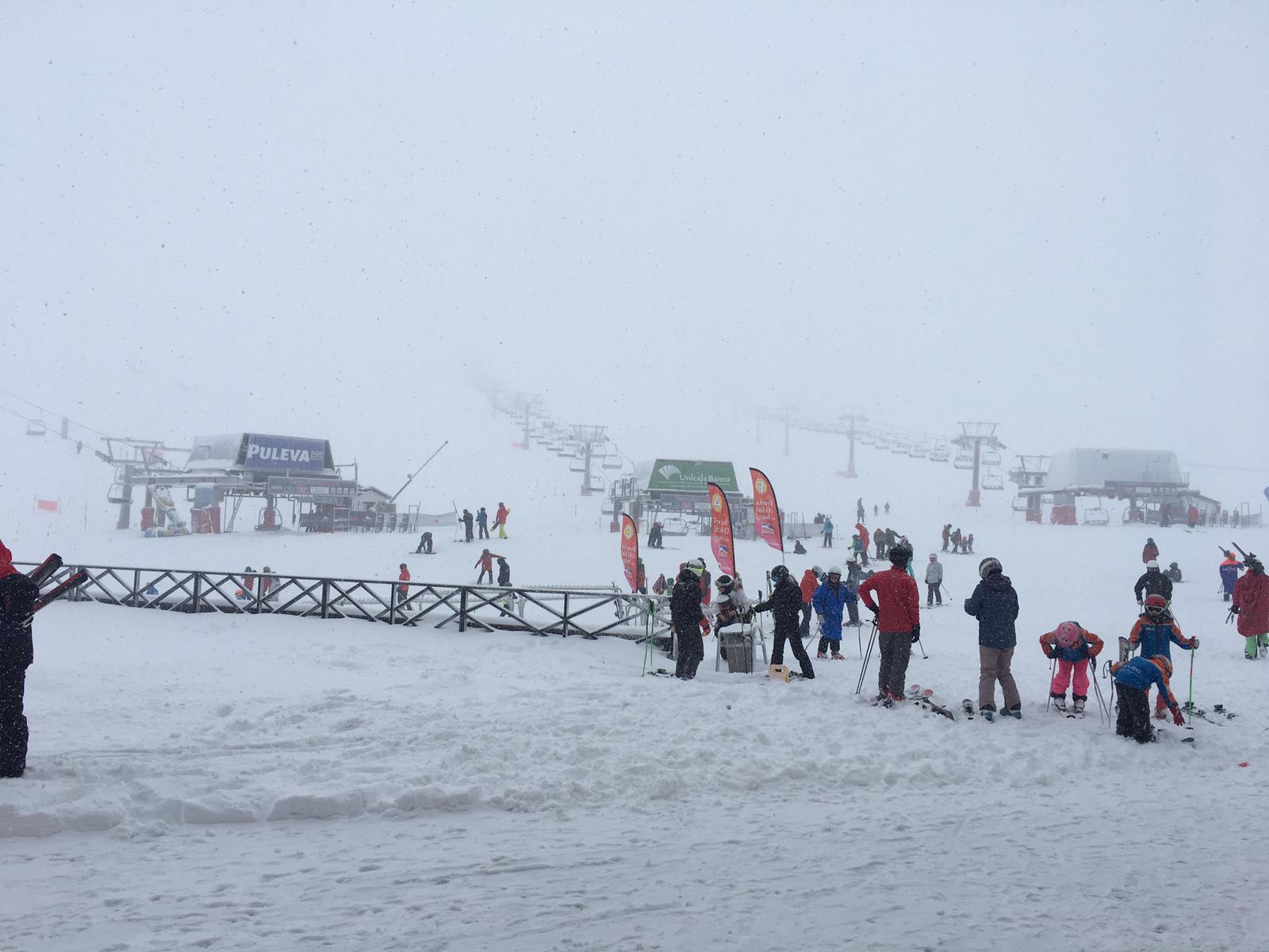 Horas de mucha nieve en la estación dejan imágenes típicamente invernales