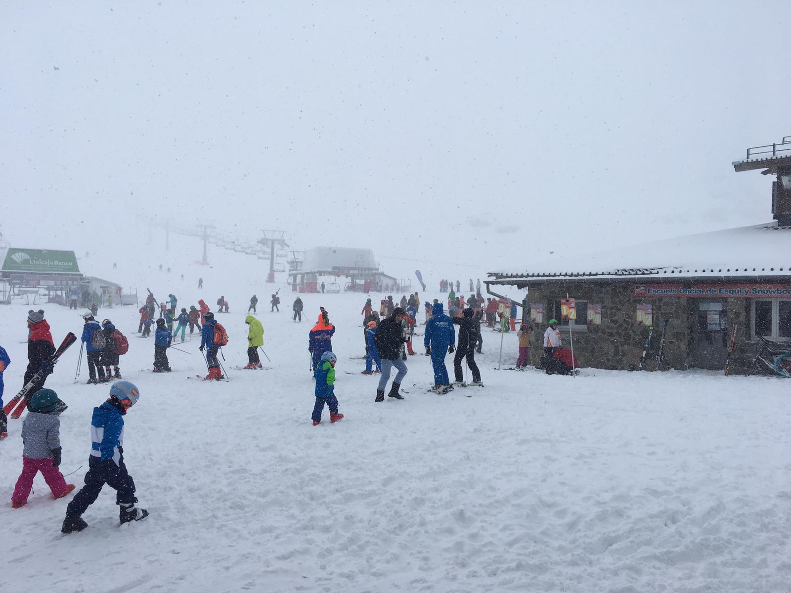 Horas de mucha nieve en la estación dejan imágenes típicamente invernales