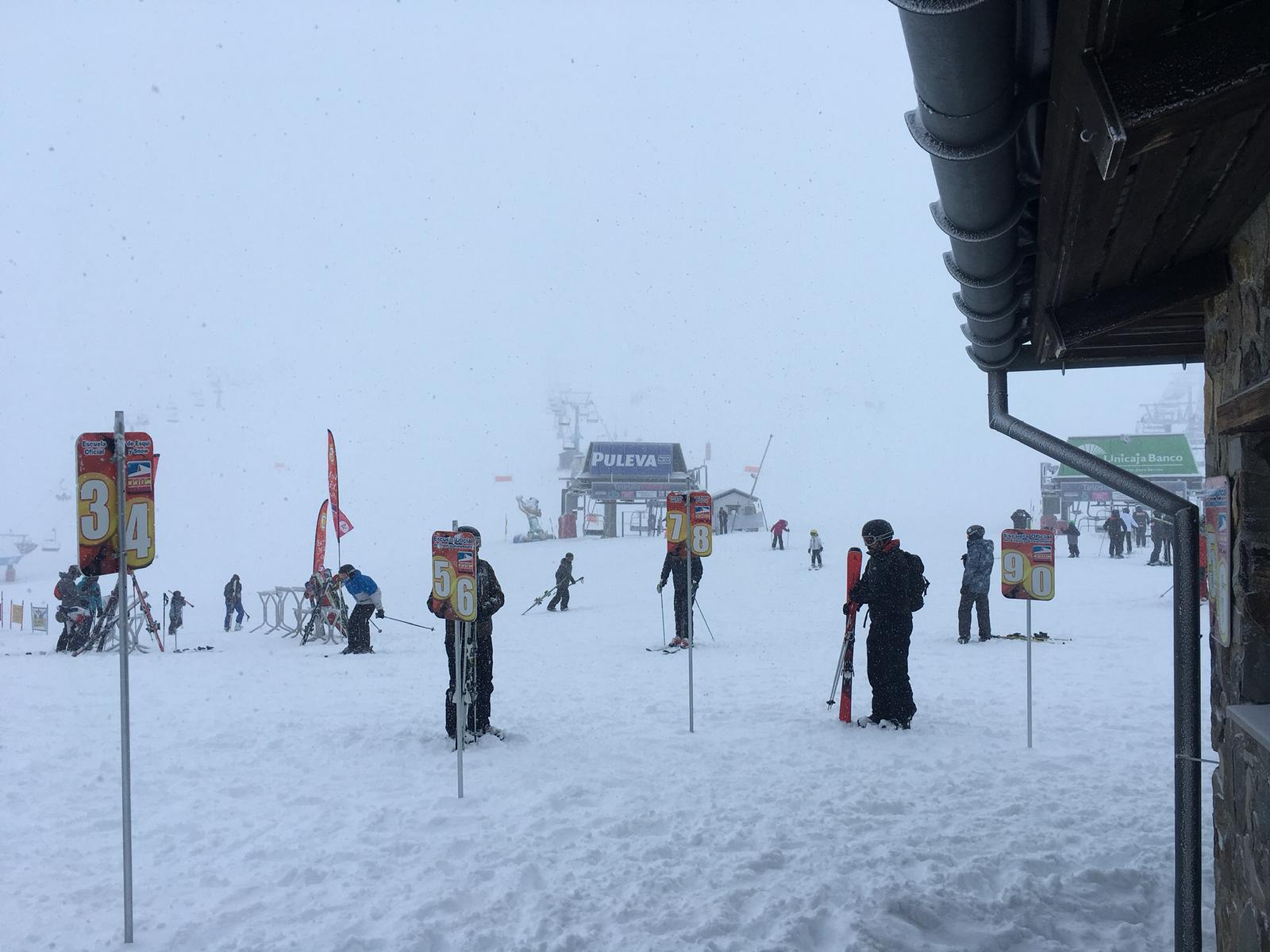 Horas de mucha nieve en la estación dejan imágenes típicamente invernales