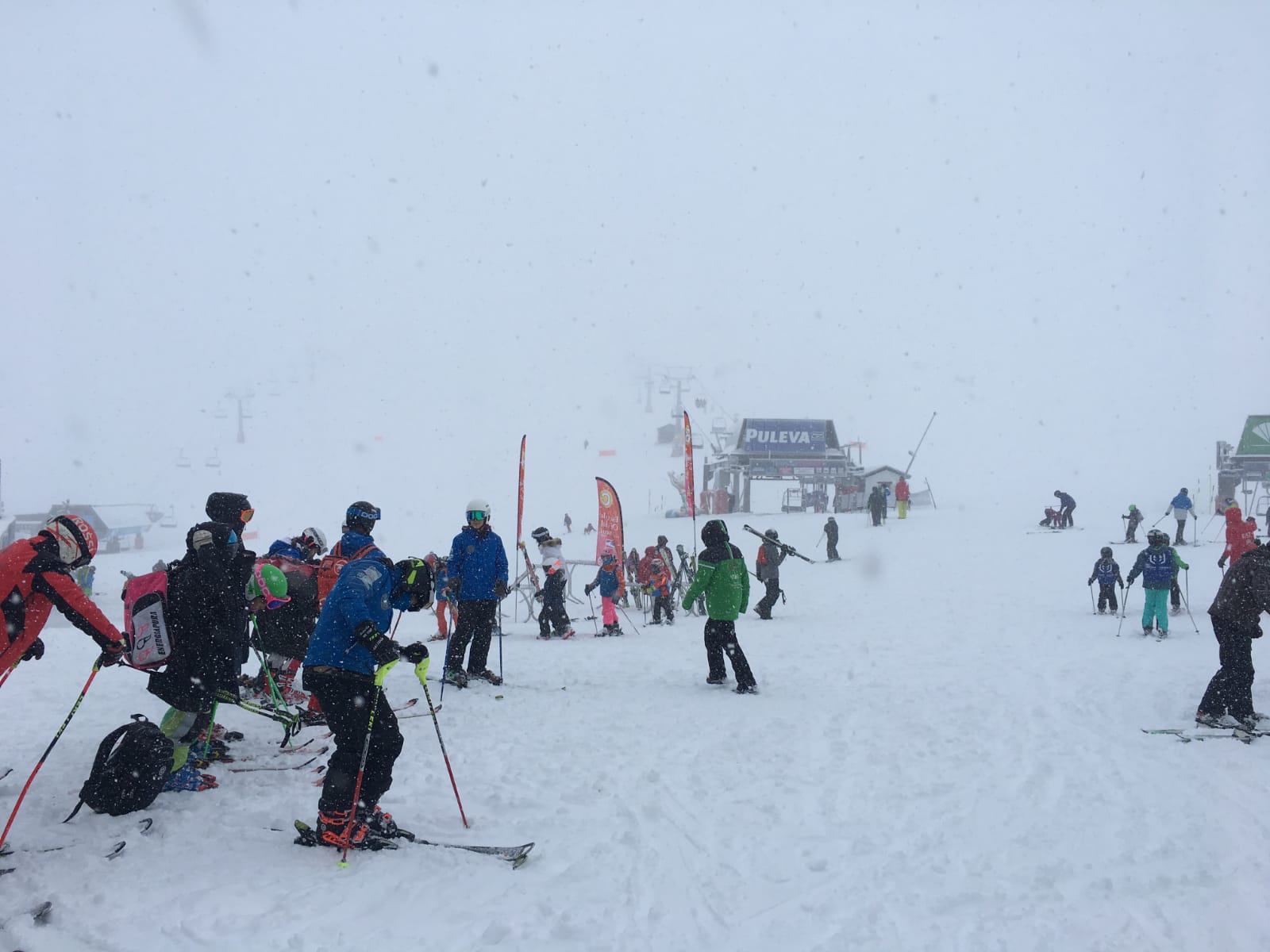 Horas de mucha nieve en la estación dejan imágenes típicamente invernales