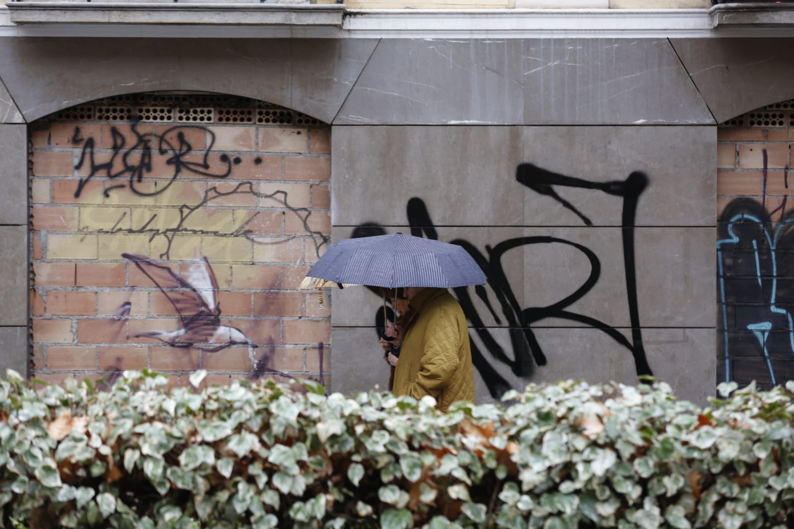 Regresan los paraguas a las calles de la capital en una imagen que no se vía desde el pasado 13 de diciembre