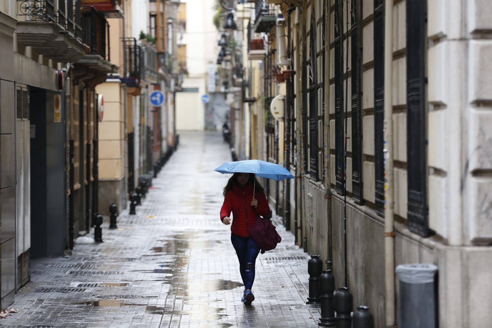 Regresan los paraguas a las calles de la capital en una imagen que no se vía desde el pasado 13 de diciembre