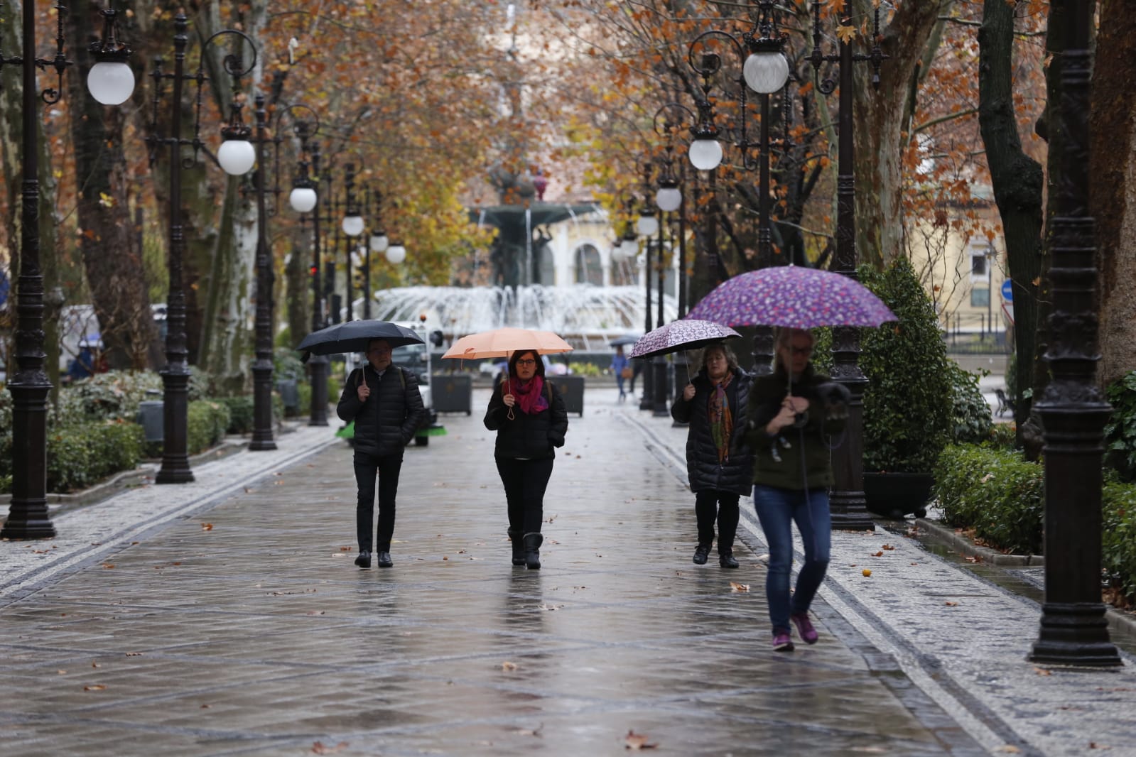 Regresan los paraguas a las calles de la capital en una imagen que no se vía desde el pasado 13 de diciembre