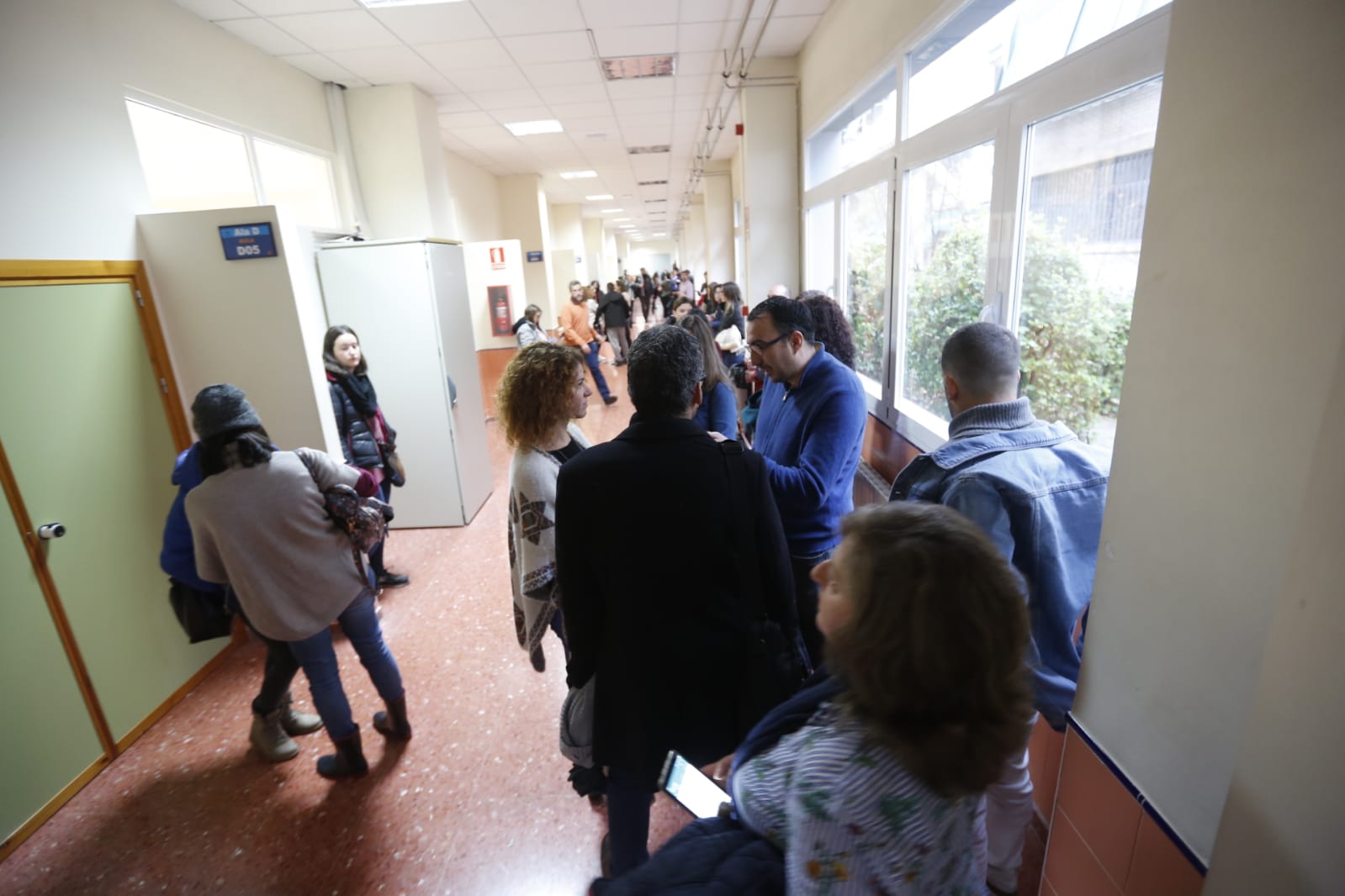 Nervios y tensión en Cartuja entre los 3.500 opositores