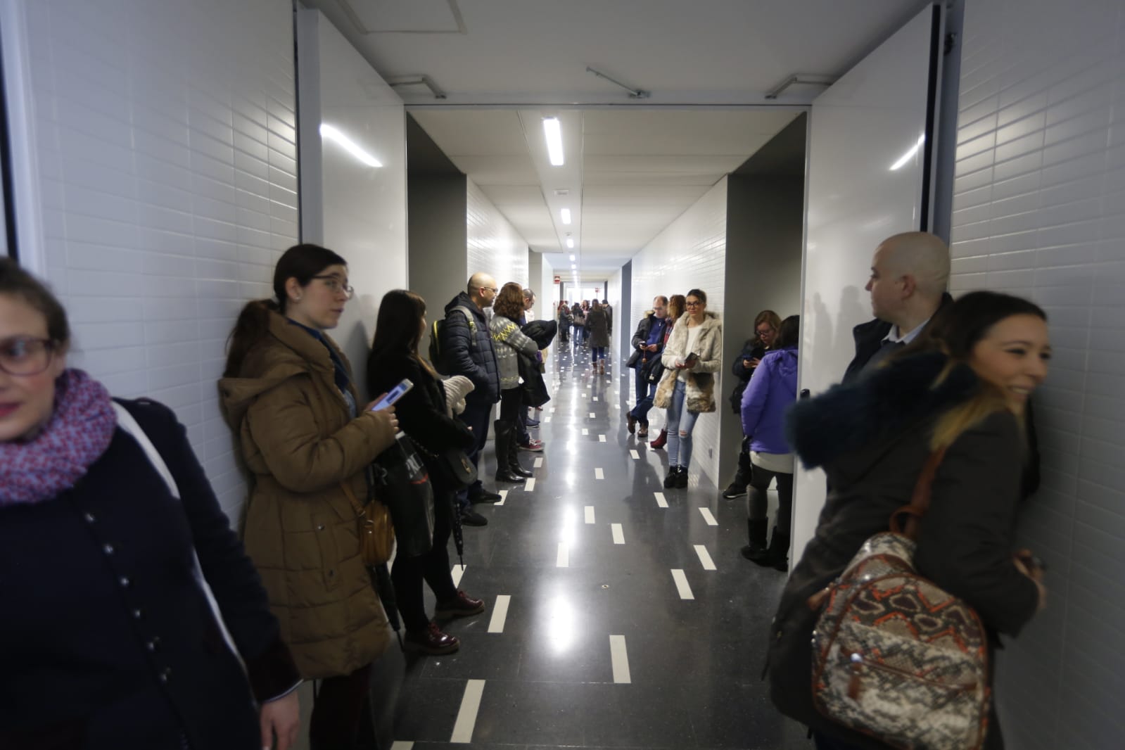 Nervios y tensión en Cartuja entre los 3.500 opositores