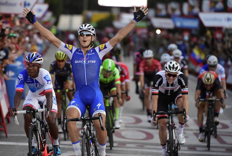 Matteo Trentin alza los brazos tras ganar una de sus cuatro etapas en la Vuelta. 