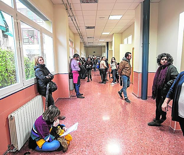 Opositores de la UGR antes de entrar al examen ayer.