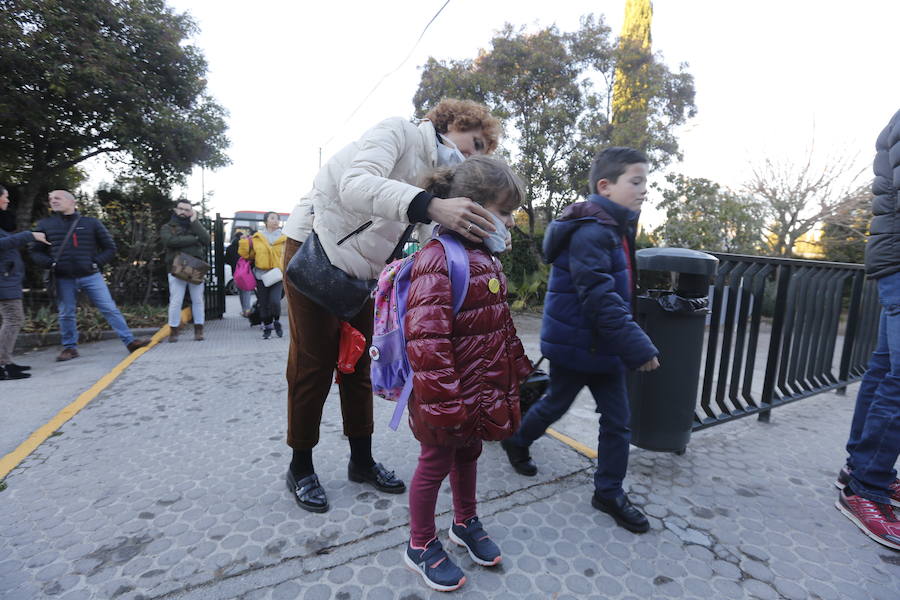 Piden al Ayuntamiento de Granada medidas a corto plazo para solucionar el problema de contaminación que provocan los 206 autobuses que paran cada día en Rector Marín Ocete