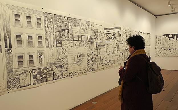 Una visitante observa la serie sobre Nueva York de Sergio García.