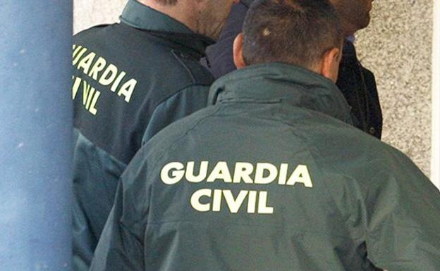 Agentes de la guardia civil. 