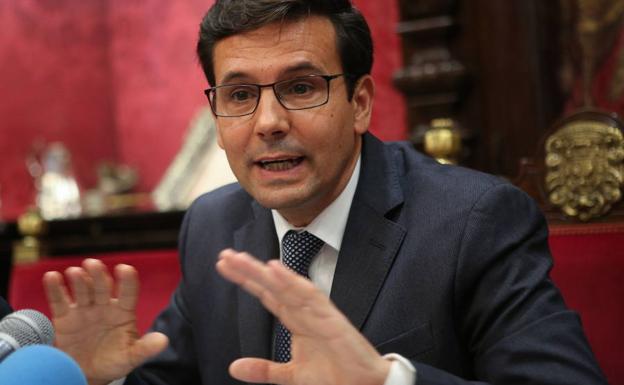 El alcalde subraya que Uber «debe pedir permiso para circular por carriles restringidos y cumplir los requisitos»