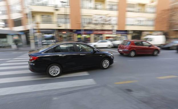 Un coche de Uber en circulación hoy por Granada.