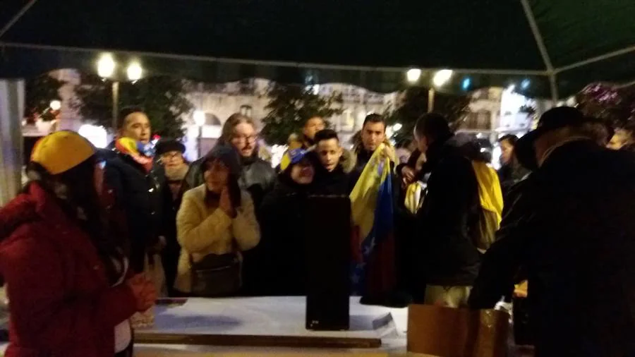 Decenas de personas se concentraron ayer en la Plaza del Carmen para mostrar su apoyo al hasta ahora jefe del Parlamento y rechazar el gobierno de Nicolás Maduro