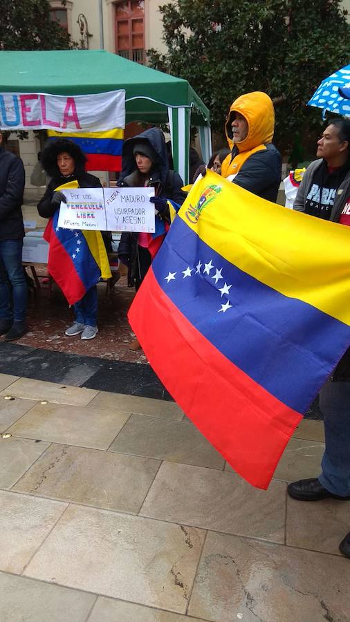 Decenas de personas se concentraron ayer en la Plaza del Carmen para mostrar su apoyo al hasta ahora jefe del Parlamento y rechazar el gobierno de Nicolás Maduro