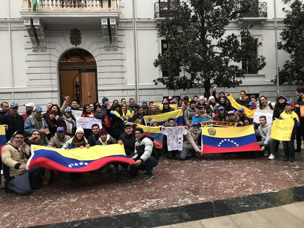 Decenas de venezolanos se concentraron el miércoles en la plaza del Carmen a favor de Juan Guaidó como presidente de Venezuela.