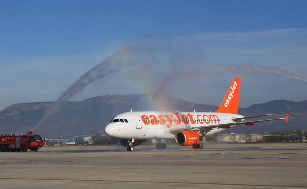 Los bomberos bautizan al primer avión que llega de Milán al aeropuerto de Granada