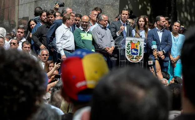 Juan Guaidó habla a sus seguidores. 