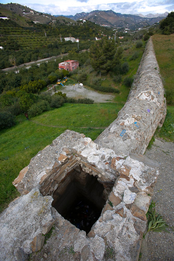 En la provincia hay contabilizados 102 expedientes con propuesta de sanción para los propietarios de pozos ilegales: 96 leves, cuatro menos graves y dos graves. Los graves conllevan sanciones que oscilan entre el medio millón de euros y el millón