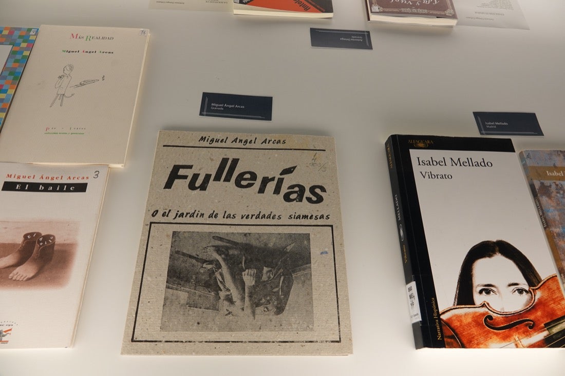 La Biblioteca de Andalucía acoge la exposición 'Palabras más allá del liezo', en la que tres pintores interpretan los textos de trece poetas andaluces de reconocido prestigio