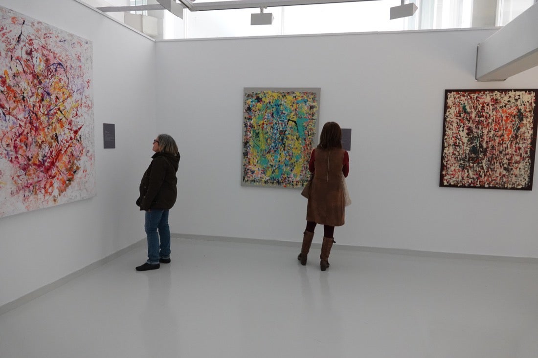 La Biblioteca de Andalucía acoge la exposición 'Palabras más allá del liezo', en la que tres pintores interpretan los textos de trece poetas andaluces de reconocido prestigio