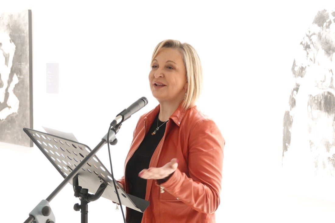 La Biblioteca de Andalucía acoge la exposición 'Palabras más allá del liezo', en la que tres pintores interpretan los textos de trece poetas andaluces de reconocido prestigio