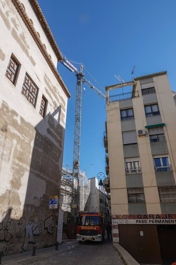 Los bomberos de Granada están en estos momentos intentando disuadir a un hombre que amenaza con tirarse desde una grúa situada en el Cuarto Real de Santo Domingo, en pleno centro de la capital. Al parecer, y según ha podido saber IDEAL, está persona ya protagonizó un episodio similar en Murcia.