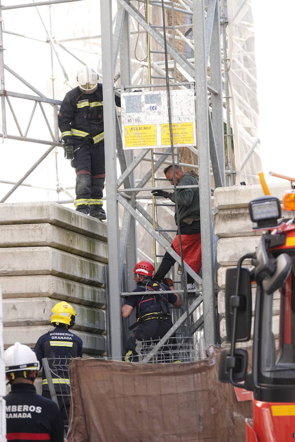 Los bomberos de Granada están en estos momentos intentando disuadir a un hombre que amenaza con tirarse desde una grúa situada en el Cuarto Real de Santo Domingo, en pleno centro de la capital. Al parecer, y según ha podido saber IDEAL, está persona ya protagonizó un episodio similar en Murcia.