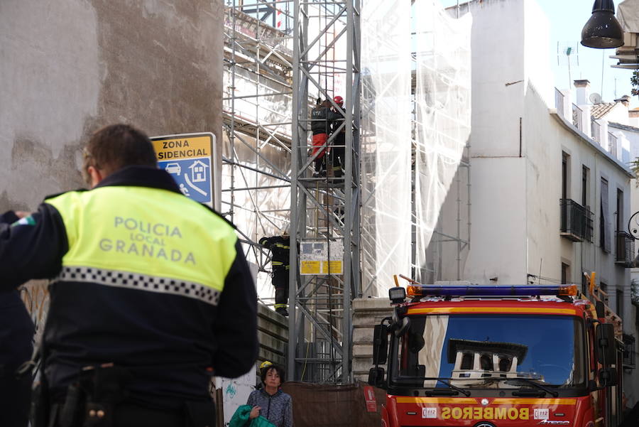 Los bomberos de Granada están en estos momentos intentando disuadir a un hombre que amenaza con tirarse desde una grúa situada en el Cuarto Real de Santo Domingo, en pleno centro de la capital. Al parecer, y según ha podido saber IDEAL, está persona ya protagonizó un episodio similar en Murcia.
