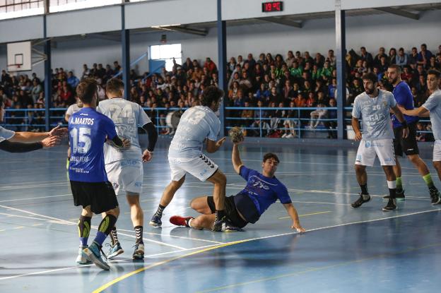 Lanzamiento desde el suelo del Maracena en un anterior partido.