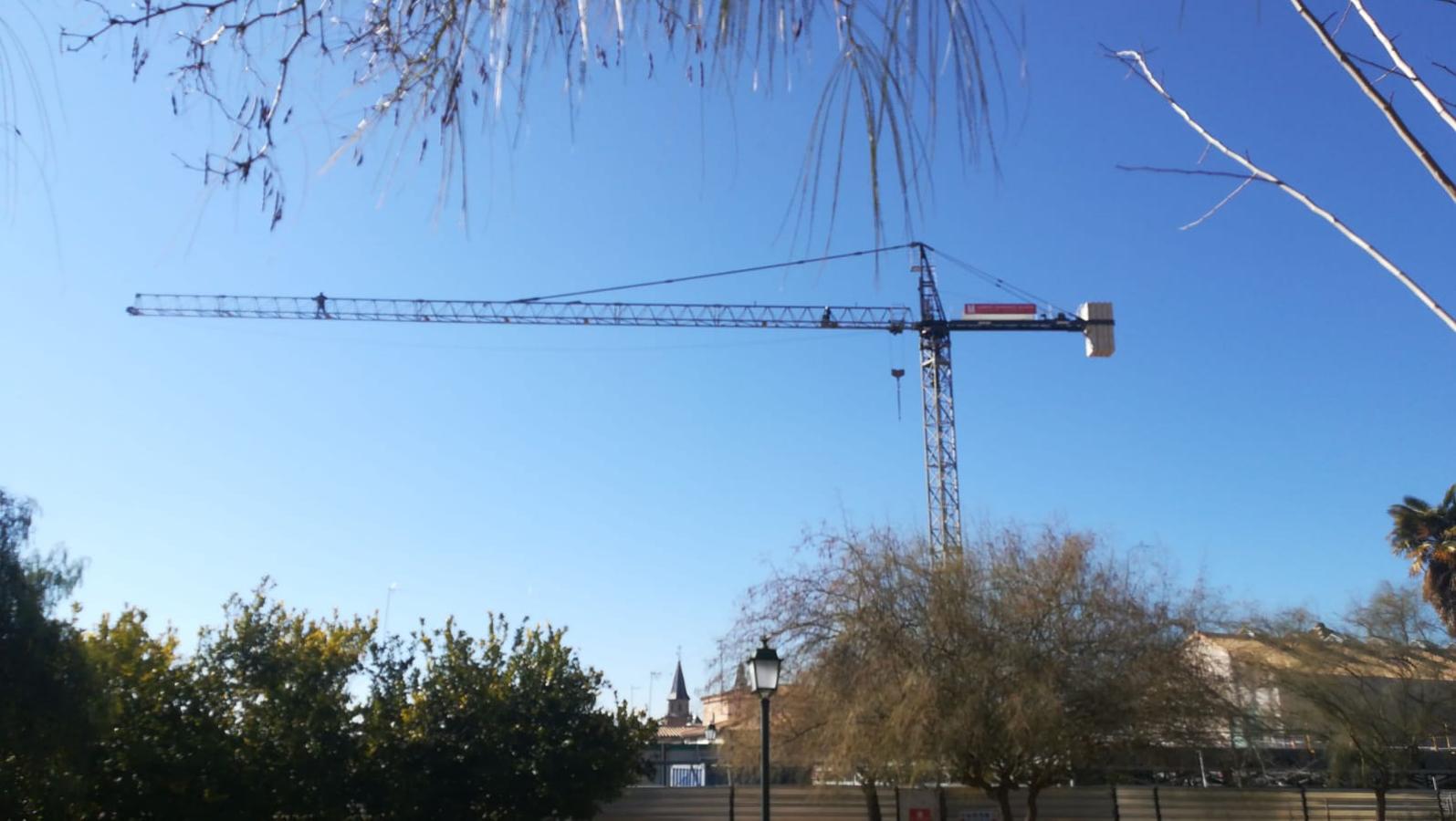 Los bomberos de Granada están en estos momentos intentando disuadir a un hombre que amenaza con tirarse desde una grúa situada en el Cuarto Real de Santo Domingo, en pleno centro de la capital. Al parecer, y según ha podido saber IDEAL, está persona ya protagonizó un episodio similar en Murcia.