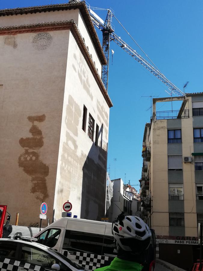 Los bomberos de Granada están en estos momentos intentando disuadir a un hombre que amenaza con tirarse desde una grúa situada en el Cuarto Real de Santo Domingo, en pleno centro de la capital. Al parecer, y según ha podido saber IDEAL, está persona ya protagonizó un episodio similar en Murcia.