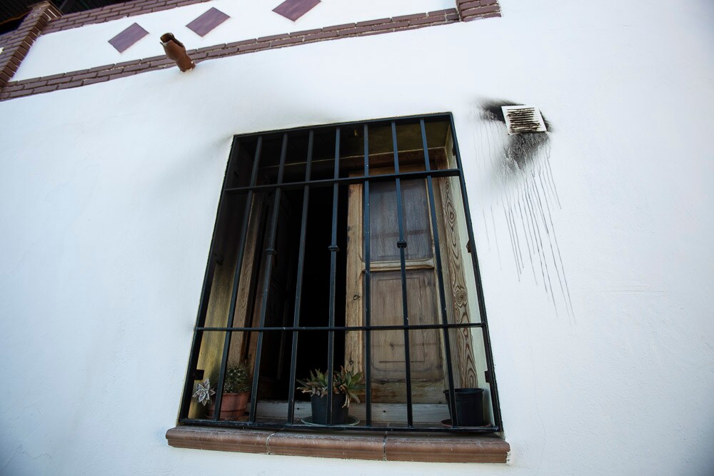 El fuego que ha arrasado la casa de una familia de Gualchos se generó cuando su hijo adolescente trataba de encender una estufa