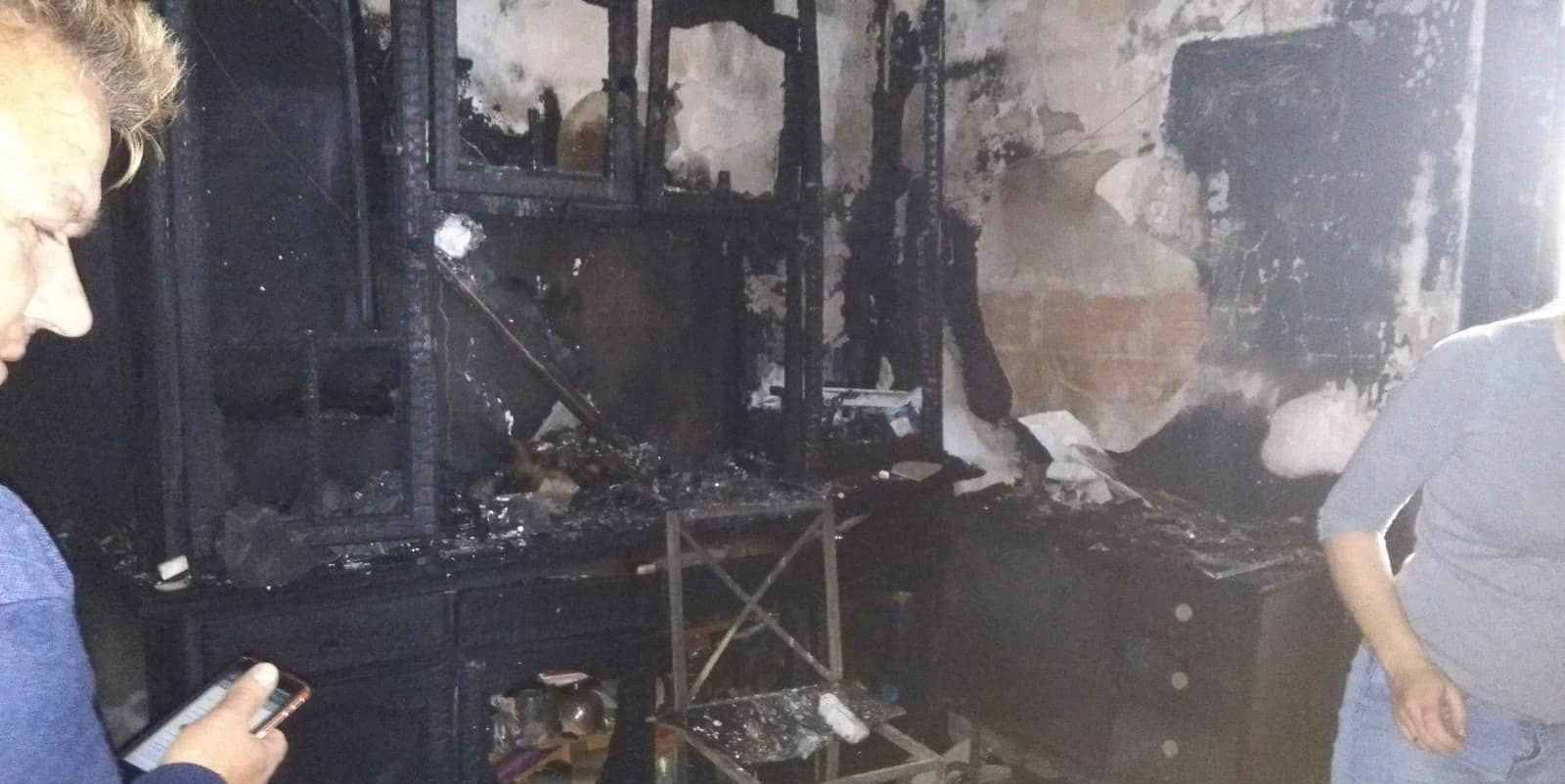 El fuego que ha arrasado la casa de una familia de Gualchos se generó cuando su hijo adolescente trataba de encender una estufa