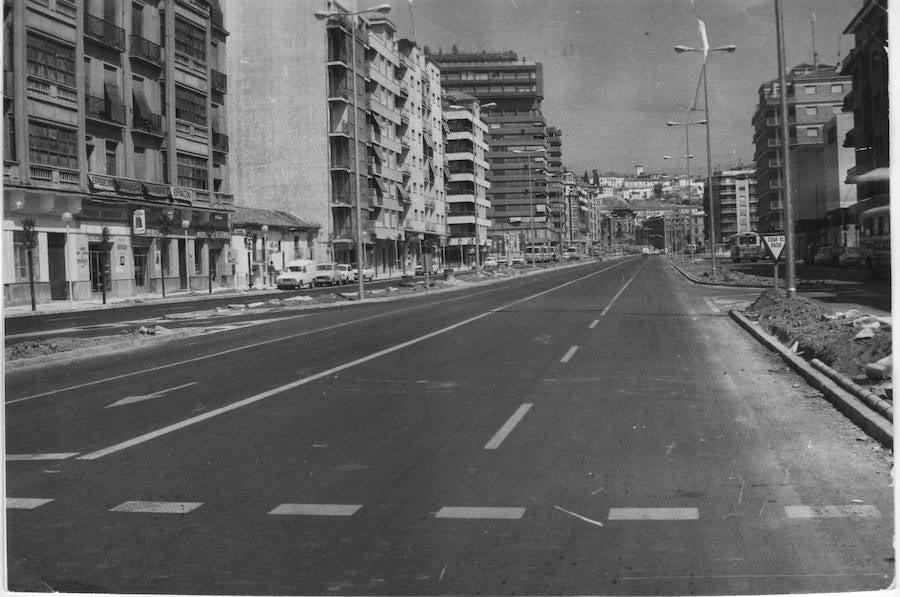 Imagen de la calle en julio de 1974. Las obras ya están concluídas pero aún no se habían sembrado las plantas