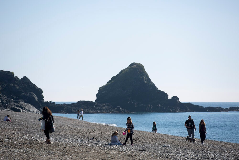 Muchas personas han aprovechado el fin de semana para disfrutar de las cálidas temperaturas de la costa
