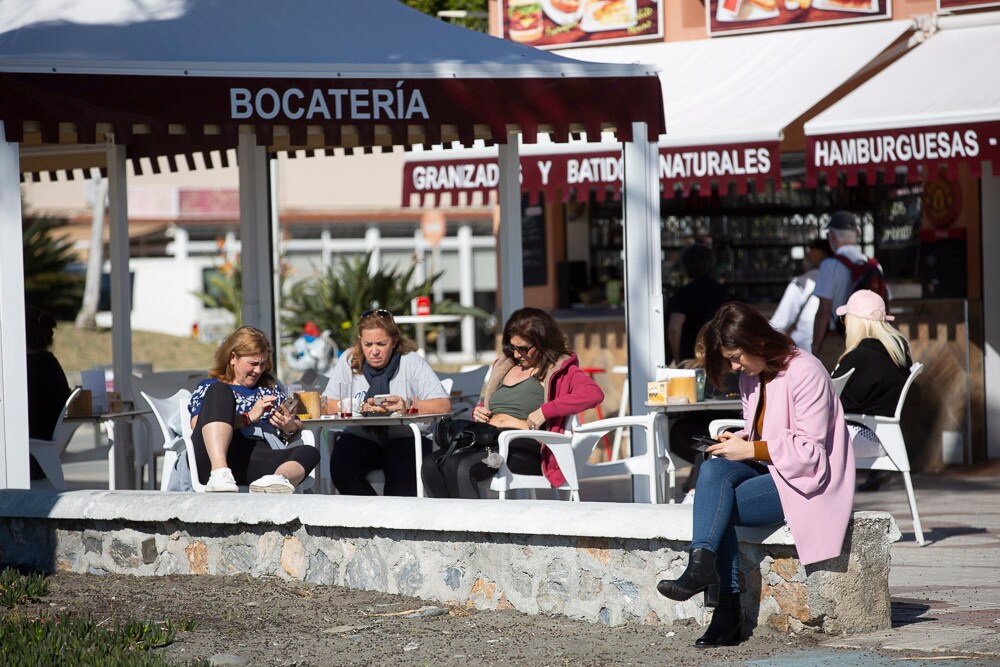 Muchas personas han aprovechado el fin de semana para disfrutar de las cálidas temperaturas de la costa