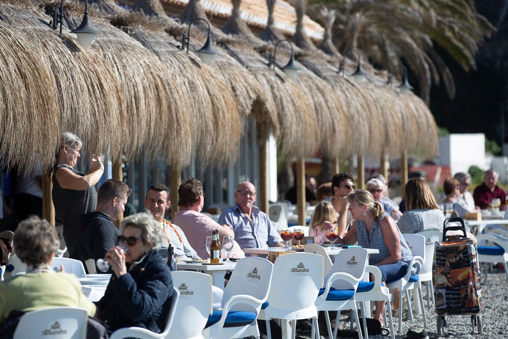 Muchas personas han aprovechado el fin de semana para disfrutar de las cálidas temperaturas de la costa