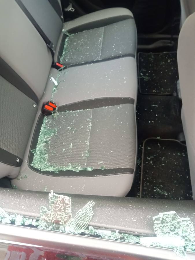 La Policía Local confirma que un VTC ha sufrido una agresión causando la rotura de la luna trasera y la lateral trasera derecha