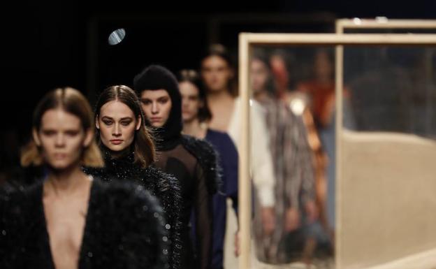 Modelos desfilan con los diseños de Beatriz Peñalver en Madrid Fashion Week. 