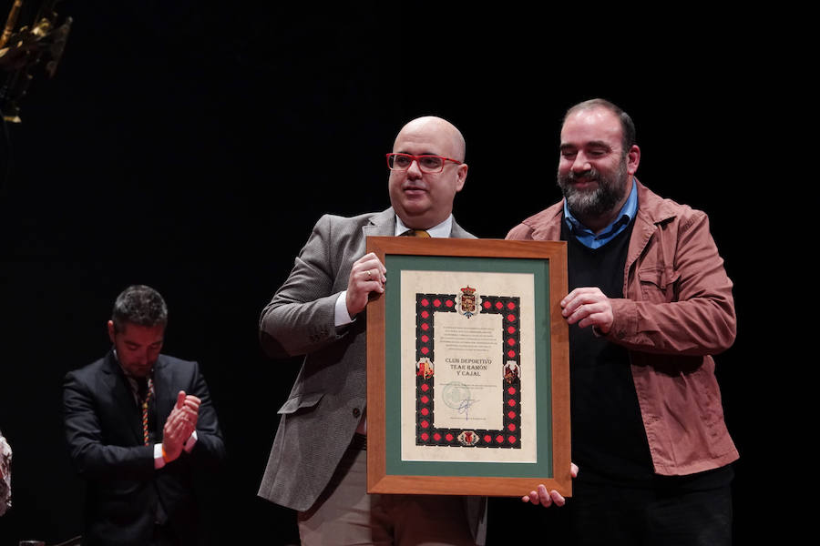 Fotos: El Ayuntamiento de Granada entrega sus honores y distinciones con la educación, la ciencia y la cultura como protagonistas