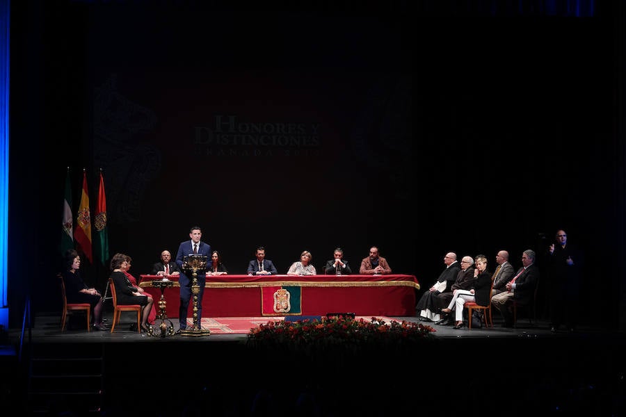 Fotos: El Ayuntamiento de Granada entrega sus honores y distinciones con la educación, la ciencia y la cultura como protagonistas