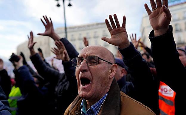 Varios taxistas protestan en Madrid. 