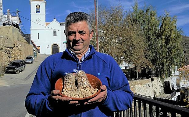 El jamonero y panadero de Mecina Bombarón es el primero en apostar por el cultivo del pistacho en la Alpujarra