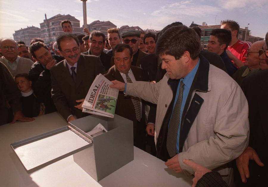 Colocación de la primera piedra del Polideportivo de barrio granadido de San Francisco Javier.