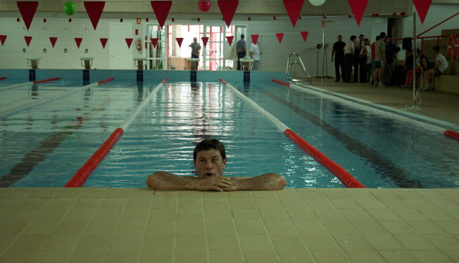 Disfrutando de un baño en la piscina de Arabial durante su inauguración tras las obras de reforma y rehabilitación llevadas a cabo en el recinto