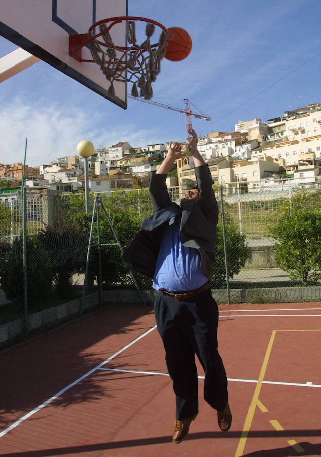 Lanza a canasta en las pistas deportivas de la Bola de Oro, durante su inauguración.